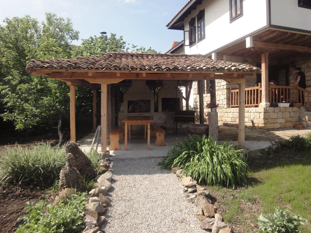 Mutafova Guest House Veliki Preslav Exteriör bild